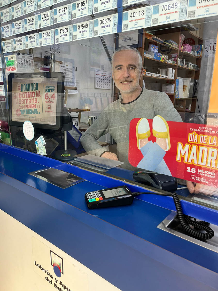 Atención en el mostrador de Loterías El Trevolet